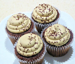 cupcake com cobertura de chocolate branco